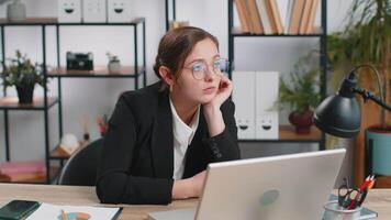 cansado caucásico negocio mujer sensación preocupado acerca de financiero problema, estrés a hogar oficina lugar de trabajo. persona de libre dedicación corredor niña frustrado pensando de dinero deuda, presupuesto pérdida, bancarrota. exceso de trabajo video