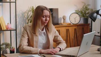 cansado mujer de negocios sensación preocupado acerca de financiero problema, estrés a hogar oficina lugar de trabajo. joven persona de libre dedicación corredor mujer niña frustrado pensando de dinero deuda, presupuesto pérdida, bancarrota. exceso de trabajo video