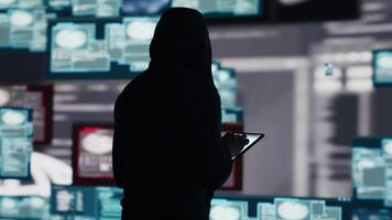 masculino hacker quebra para dentro uma sistema dentro furtividade modo de programação código, ignorando firewalls e explorando vulnerabilidades dentro rede segurança para levar Fora cyber ataque e infiltração. Câmera uma. video