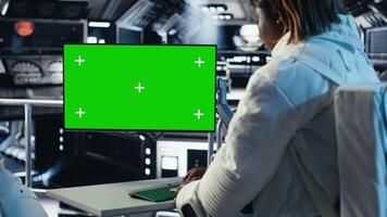 team av kosmonauter kalibrerar Rymdskepp sensorer använder sig av isolerat skärm övervaka, framställning för uppdrag. astronauter använder sig av krom nyckel visa, början landning förfaranden på sol- systemet planet, kamera b video