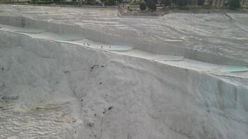 large panoramique vue de de pamukkale en cascade travertins video