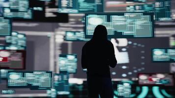 masculino hacker quebra para dentro uma sistema dentro furtividade modo de programação código, ignorando firewalls e explorando vulnerabilidades dentro rede segurança para levar Fora cyber ataque e infiltração. Câmera b. video