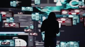 profissional espião comprometedor cyber segurança através malware e vírus, digital ameaça do hacking com não autorizado intrusão para dentro seguro redes. conduzindo para quantum ameaça e risco. Câmera b. video