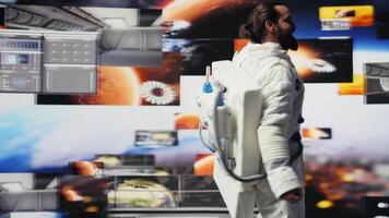 kosmonaut i en Plats kostym utforska de värld ovan jorden, symboliserar de resa av mänskligheten in i kosmos. ändlös jakt av upptäckt, teknologi i de okänd universum. kamera b. video