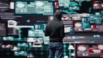 cyber infiltração desdobra-se Como uma hacker é alvejando rede sistemas, ignorando criptografia e noivando dentro espionagem. homem práticas identidade roubo e violações através ai manipulação. Câmera b. video