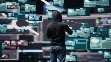 homem usa virtual realidade fone de ouvido para sistema corrupção e senha rachaduras, cyber inteligência definir isto tecnologia dirigido roubo. intrusão e ameaça alertas revelar perigoso hacking. Câmera b. video