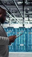 vertical alegre servidor quarto engenheiro solução de problemas Processo interno operações usando Programas em tábua. alegre dados Centro programador compilando Programas remendos para consertar insetos usando dispositivo, Câmera uma video