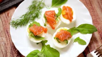 Ei Weiße und Eigelb mit Lachs zum kalt Portion video