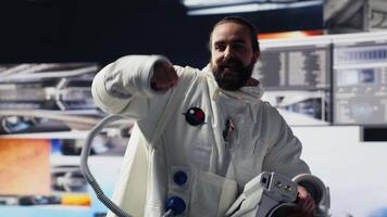 kosmonaut i en Plats kostym utforska de värld ovan jorden, symboliserar de resa av mänskligheten in i kosmos. ändlös jakt av upptäckt, teknologi i de okänd universum. kamera a. video