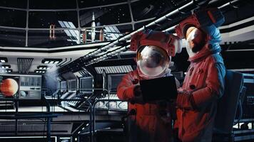 astronauter rörelse Rymdskepp kontrollera gränssnitt reagera till utomjordisk närvaro svävande nära Plats station. team av kosmonauter Kolla på utomjording fartyg närma sig under data analys på bärbar dator, kamera en video