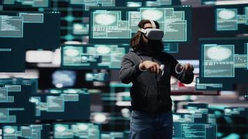 masculino espião ignora rede segurança e envolve dentro cyber intrusão com vr copos, programação código para dados violação e identidade roubo. encoberto cyber operações através infiltração. Câmera b. video