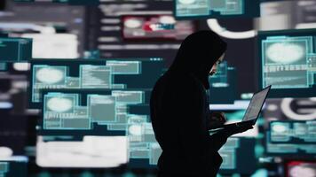 masculino hacker opera dentro furtividade modo violar sistema Acesso através codificação, ignorando firewalls e explorando vulnerabilidades dentro rede segurança para cyber crime e infiltração. Câmera b. video
