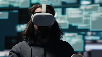 masculino espião ignora rede segurança e envolve dentro cyber intrusão com vr copos, programação código para dados violação e identidade roubo. encoberto cyber operações através infiltração. Câmera uma. video
