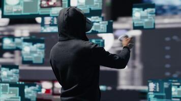 homem usa virtual realidade fone de ouvido para sistema corrupção e senha rachaduras, cyber inteligência definir isto tecnologia dirigido roubo. intrusão e ameaça alertas revelar perigoso hacking. Câmera uma. video