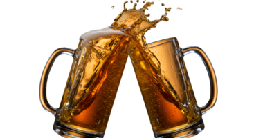 dois Cerveja canecas tilintar juntos criando uma espirrando dourado líquido png