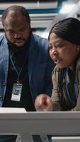 vertical africano americano equipe do técnico experts trabalhos em instruções dentro Alto tecnologia poder plantar, planejamento futuro desenvolvimentos dentro renovável energia e industrial operações. fabricação processo. Câmera uma. video