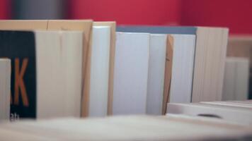 livros exibido em prateleiras dentro acolhedor biblioteca configuração video