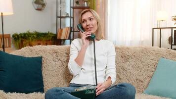 mittleren Alters Frau Verwendet altmodisch Telefon auf Zuhause Sofa, reden emotional und winken Hand im Frustration. Erwachsene Dame drückt aus heftig Reaktion, streiten oder diskutieren mit sichtbar Leidenschaft und Humor video