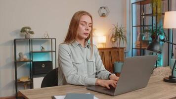 caucasian affärskvinna frilansare skrikande, påfrestande inte till höra de högt ljud från granne lägenhet i byggnad medan de renovera Hem och hon kan inte arbete på bärbar dator netbook eftersom av de ljud. video