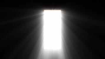 portas abertura e brilhante brilhando luz parece dentro Sombrio sala. luz dentro a fim do túnel. conceito do sucesso e religioso. esperança e Paz video