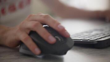 fechar-se do mão usando rato dentro moderno área de trabalho video