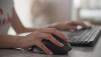 mulher usando rato e teclado às escrivaninha video