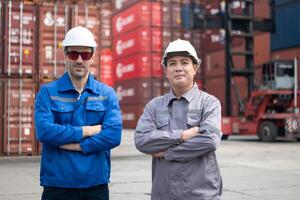 Engineers and technicians supervise and inspect the delivery of containers at container manufacturing and storage site,120 photo