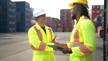 Engineers and technicians supervise and inspect the delivery of containers,82 photo