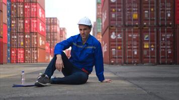 A worker in a container warehouse fainted while working in the bright sunlight,39 photo