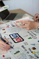 colaborativo ux ui diseño sesión. equipo miembros compartiendo diseño ideas foto