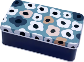 fechar-se estúdio tiro exibindo uma retangular azul lata caixa adornado com uma caprichoso floral padronizar e uma lustroso metal aparar, perfeito para armazenamento png