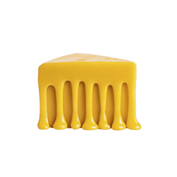 smältande bit av gul ost med slät, droppande kanter skapar lekfull och aptitlig visuell. ost visas mjuk och sliskig, frammanande känsla av värme och läckerhet png