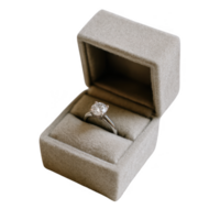 elegante noivado anel exibido dentro a aberto veludo caixa, perfeito para simbolizando amor e compromisso. png