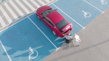 topo Visão do vermelho carro estacionado dentro Desativado zona video
