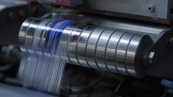Labeling machine applying shrink sleeves video