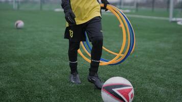 een kinderen Amerikaans voetbal team treinen Bij de stadion onder de de begeleiding van een coach. kinderen in sport- uniformen praktijk bal opdrachten, verbeteren techniek, en ontwikkelen samenspel Aan de groen veld- 22 video