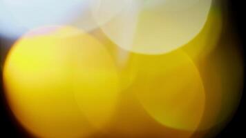 multicolorido luz vazamentos 4k cenas em Preto fundo. lente estúdio flare vazamento rebentar sobreposições. natural iluminação luminária raios bokeh efeito. para composição sobre seu imagens de vídeo, estilizando , transições video