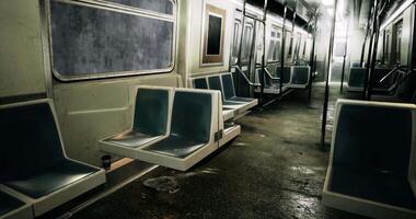 cgi övergiven tunnelbana bil med våt golv och tömma säten i en vagt belyst miljö video