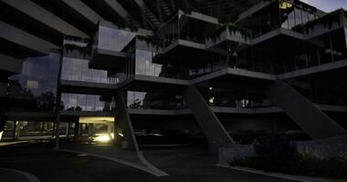 cgi unik arkitektonisk strukturera med modern design i urban miljö på skymning video