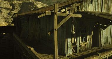 cgi övergiven trä- strukturera med lykta i en ödslig område under dagsljus video