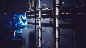 cgi esplorazione di futuristico tecnologia nel un' robotica laboratorio ambientazione a notte video
