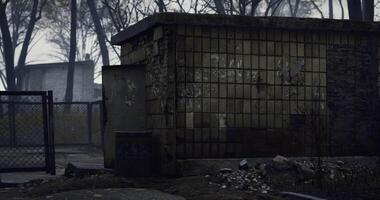 cgi abbandonato struttura circondato di natura nel un' desolato ambientazione video