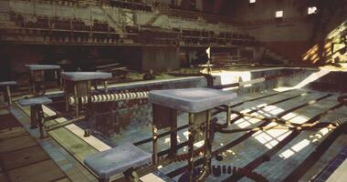 cgi vecchio abbandonato piscina con deteriorando struttura e sbiadito piastrelle video