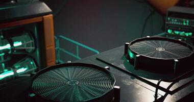 cgi hög tech kyl- systemet uppstart i en modern datoranvändning labb under kväll timmar video