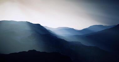 cgi montaña rangos con niebla y suave ligero durante crepúsculo horas video
