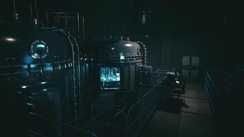 cgi utforska en sci fi labb fylld med Avancerad redskap och dämpa lampor video