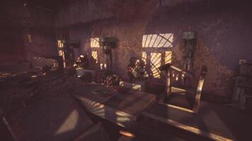 cgi abandonado oficina com oxidado Ferramentas e escuro iluminação dentro uma deserta localização video