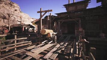 cgi rustik trä- bro med en vagn nära ett gammal brytning strukturera i dagsljus video