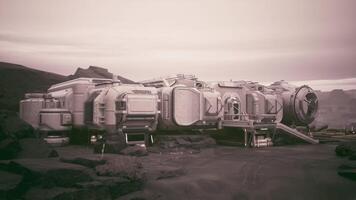 cgi nybyggare bas på en avlägsen planet med trogen strukturer under skymning video