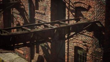 cgi abandonado ladrillo fábrica en disminución con colapso estructuras terminado hora video